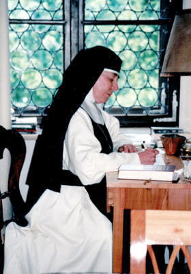 M. Assumpta an ihrem Schreibtisch in Arbeit vertieft