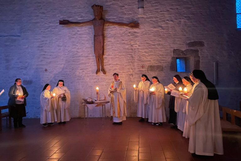 Schwestern von Kerzen beleuchtet am Fest der Darstellung des Herrn