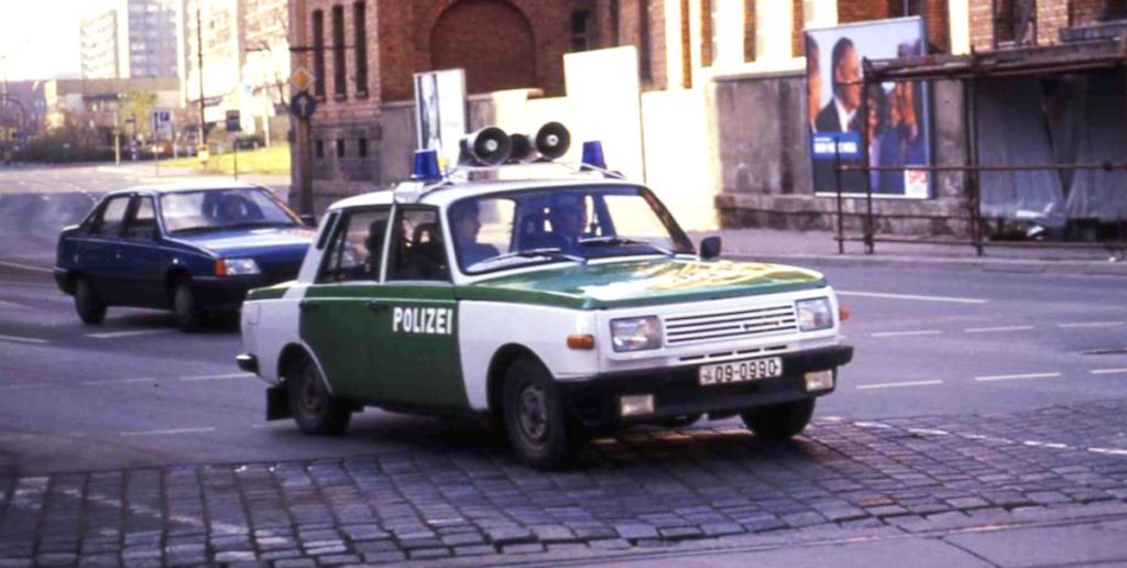 Streifenwagen der Polizei zu DDR-Zeiten